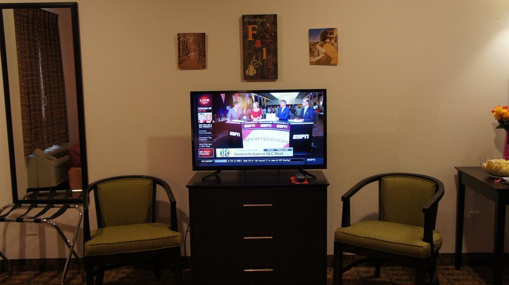 Lux Inn And Suites Three Rivers Habitación foto